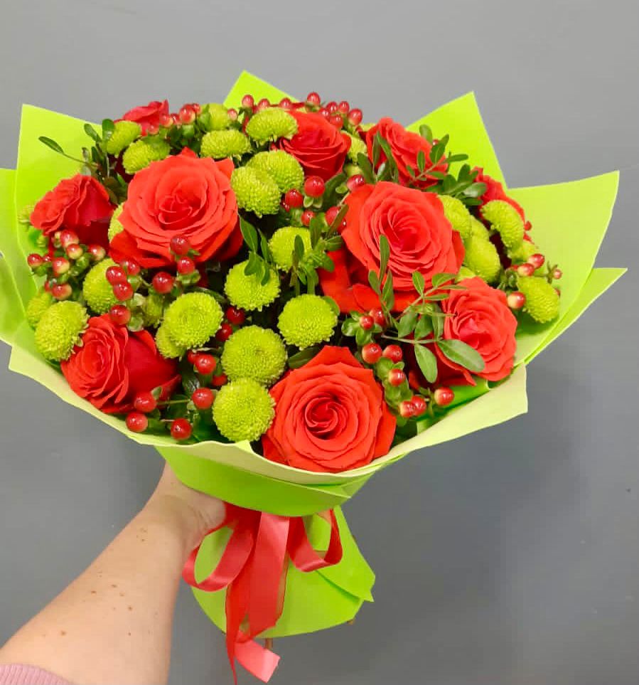 Букет цветов из: Хризантемы и Розы в Приютном