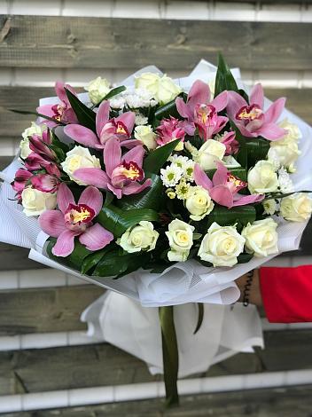 Букет цветов из: Розы и Хризантемы в Приютном
