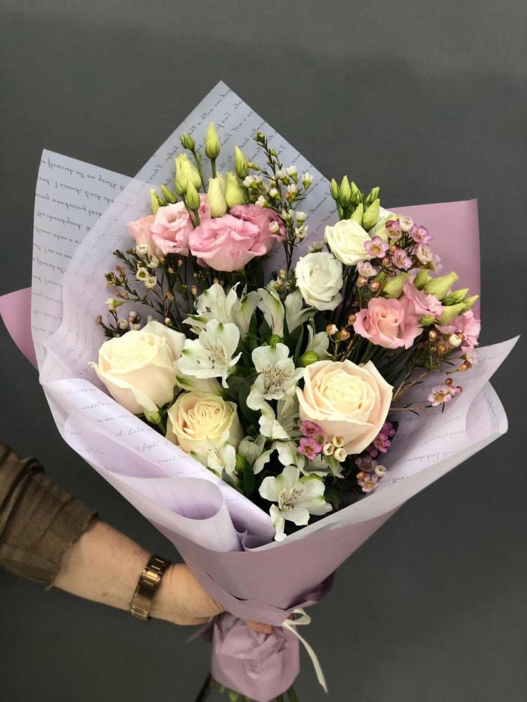 Букет цветов из: Альстромерии, Розы и Лизиантусы в Приютном