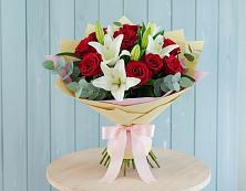 Букет цветов из:  Лилии и Розы в Приютном