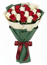 Букет Микс из красных и белых роз в Приютном