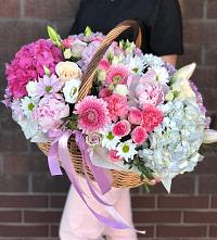 Цветочная композиция из Розы, Хризантемы, Пионы и Лизиантусы в корзине в Приютном