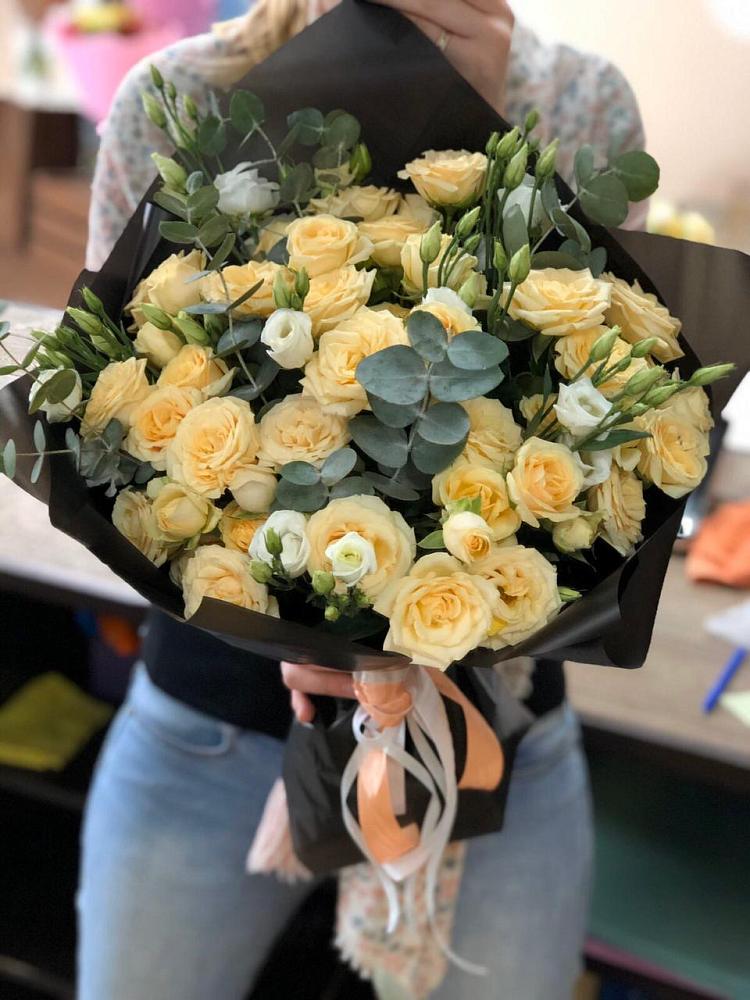 Букет цветов из: Розы и Лизиантусы в Приютном