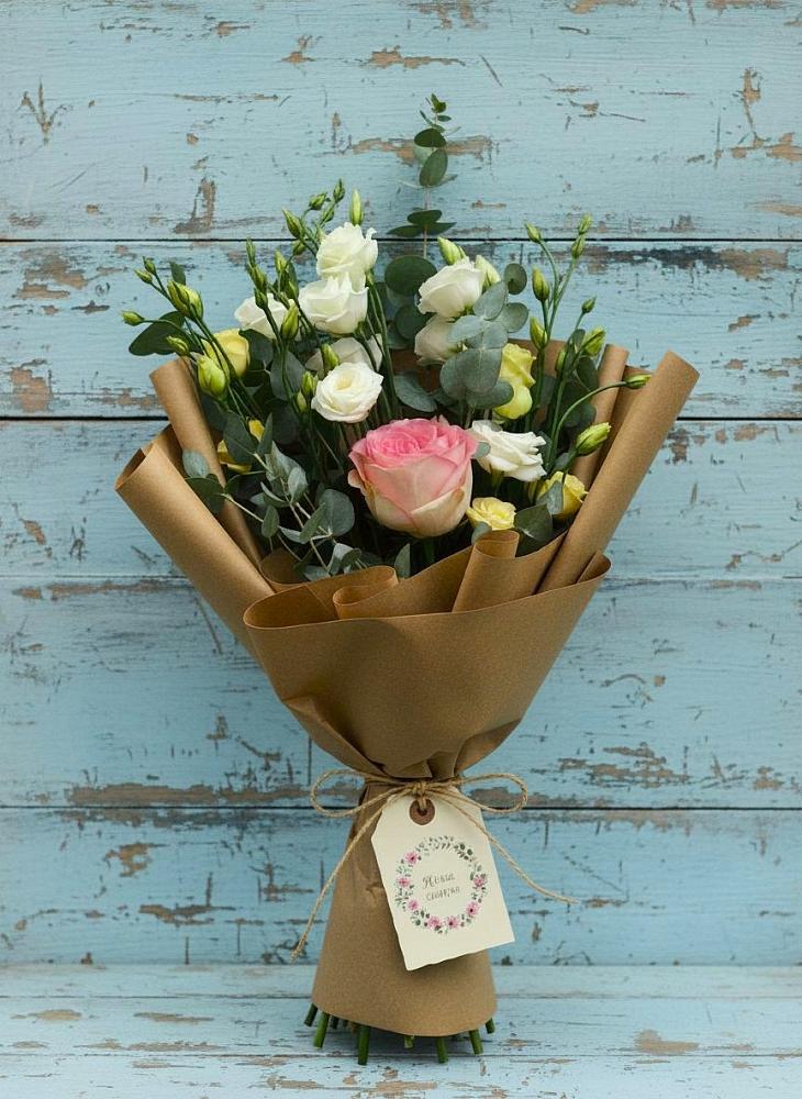 Букет цветов из: Розы и Лизиантусы в Приютном