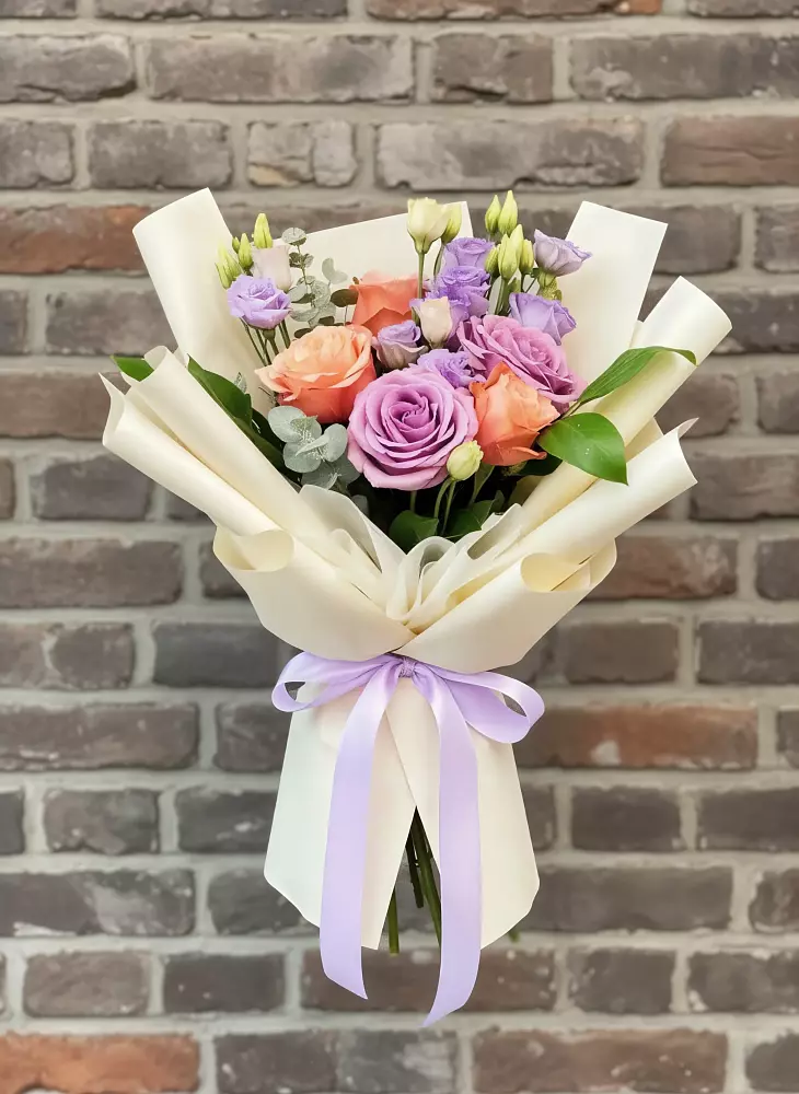 Букет цветов из: Лизиантусы и Розы в Приютном