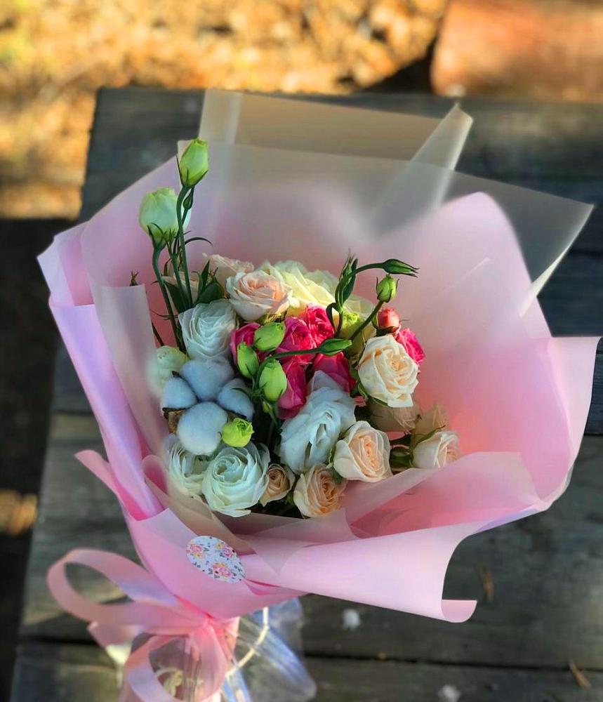 Букет цветов из: Розы и Лизиантусы в Приютном