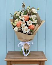 Букет цветов из:  Альстромерии, Лизиантусы, Розы и Хризантемы в Приютном