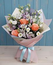 Букет цветов из:  Лизиантусы, Розы, Альстромерии и Гипсофила в Приютном