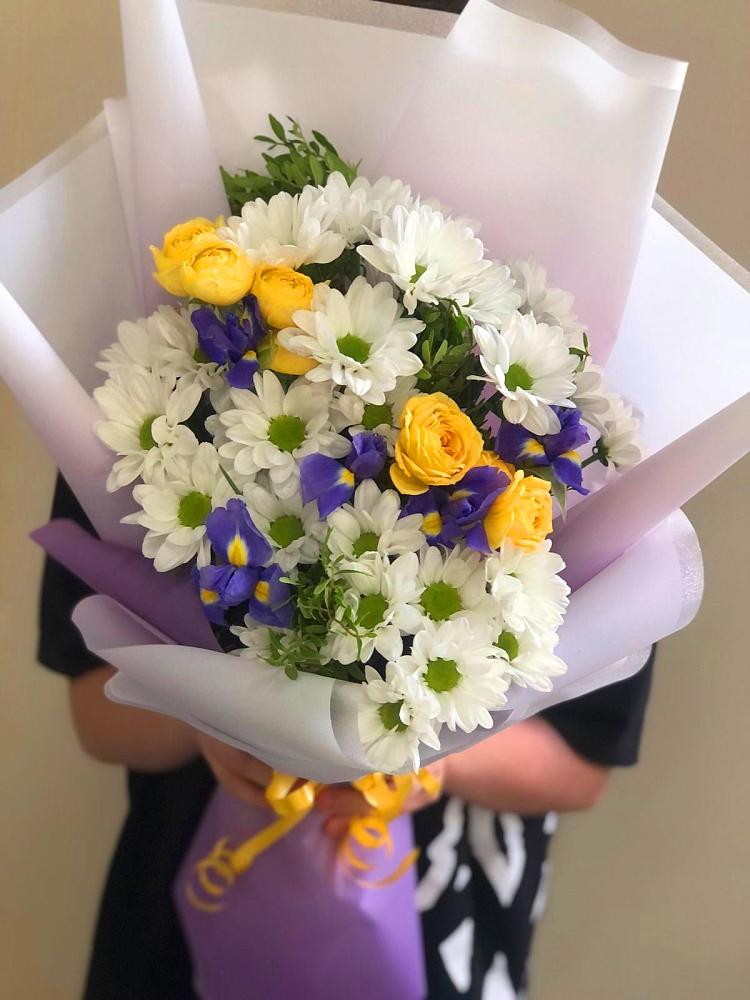 Букет цветов из: Ирисы, Хризантемы и Розы в Приютном