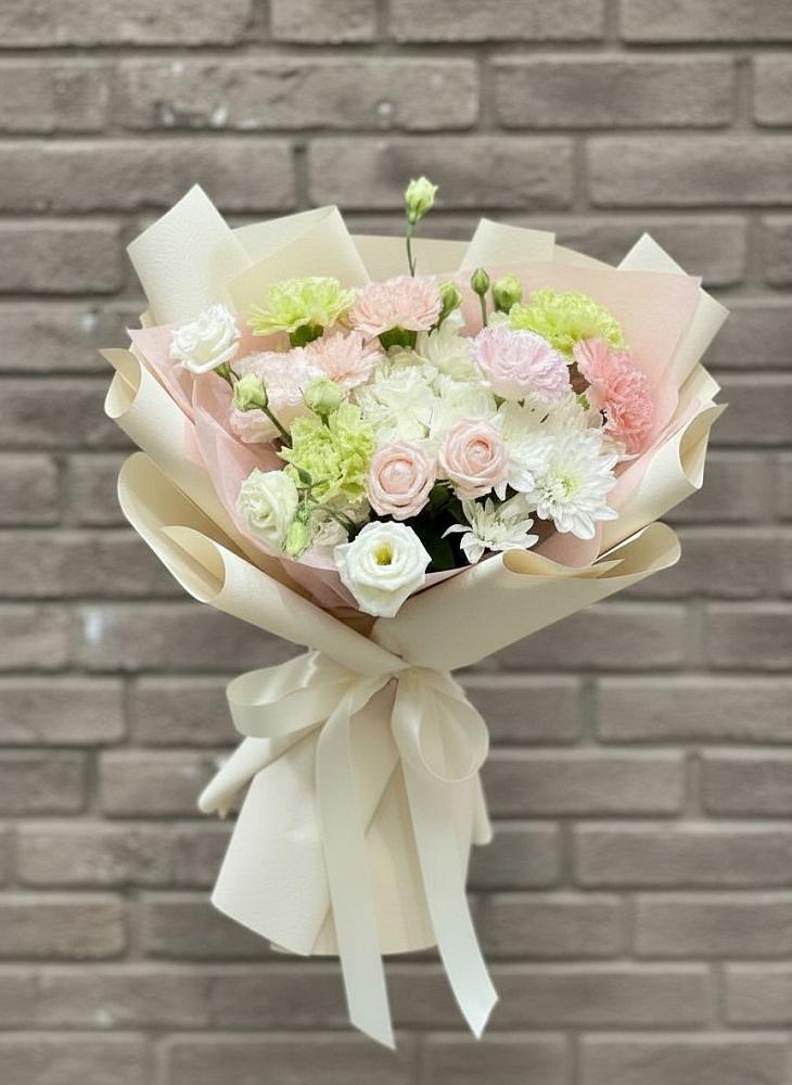 Букет цветов из: Гвоздики, Розы, Лизиантусы и Хризантемы в Приютном