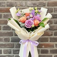 Букет цветов из:  Лизиантусы и Розы в Приютном