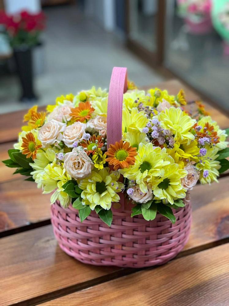 Цветочная композиция из Хризантемы и Розы в корзине в Приютном