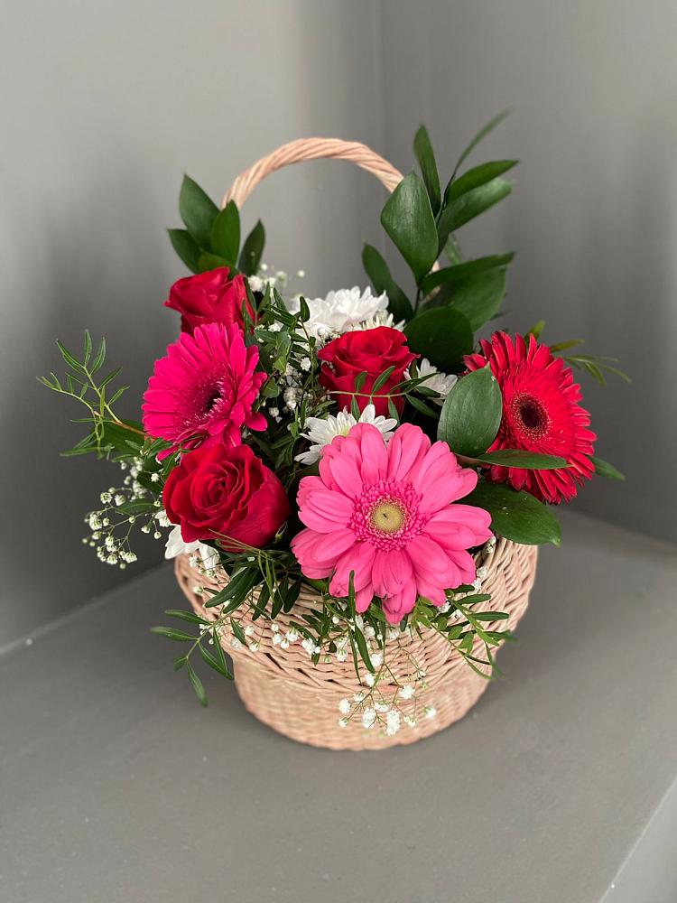 Цветочная композиция из Розы, Хризантемы и Герберы в корзине в Приютном