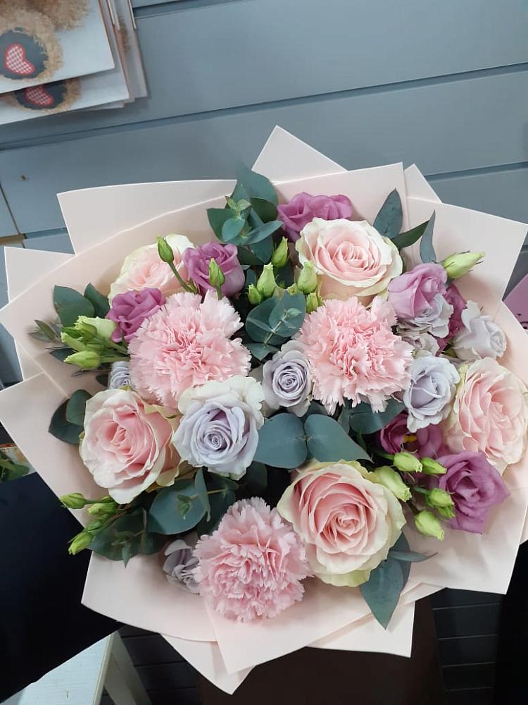 Букет цветов из: Розы, Гвоздики и Лизиантусы в Приютном