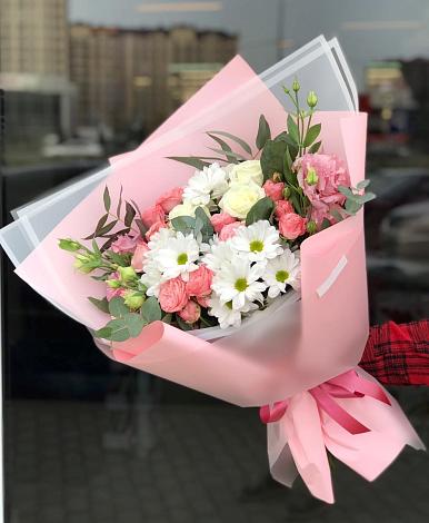 Букет цветов из: Розы, Лизиантусы и Хризантемы в Приютном