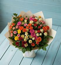 Букет Микс из разноцветных кустовых роз в Приютном