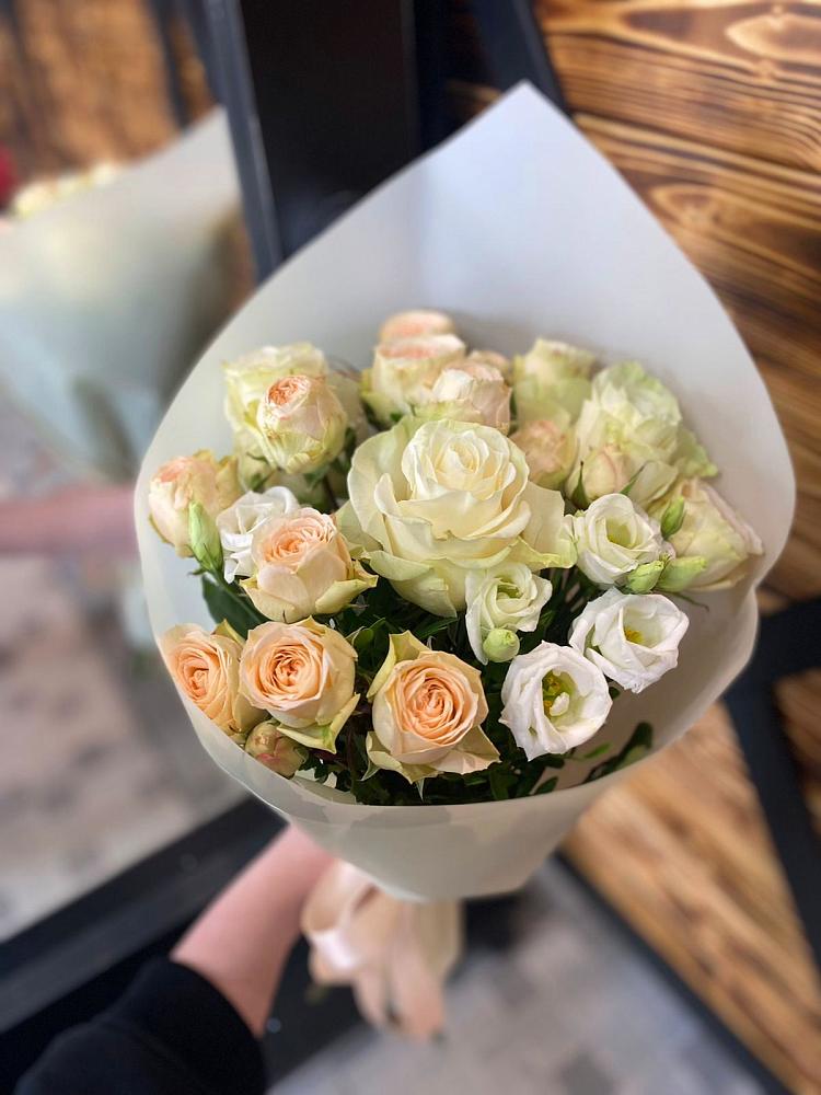 Букет цветов из: Розы и Лизиантусы в Приютном